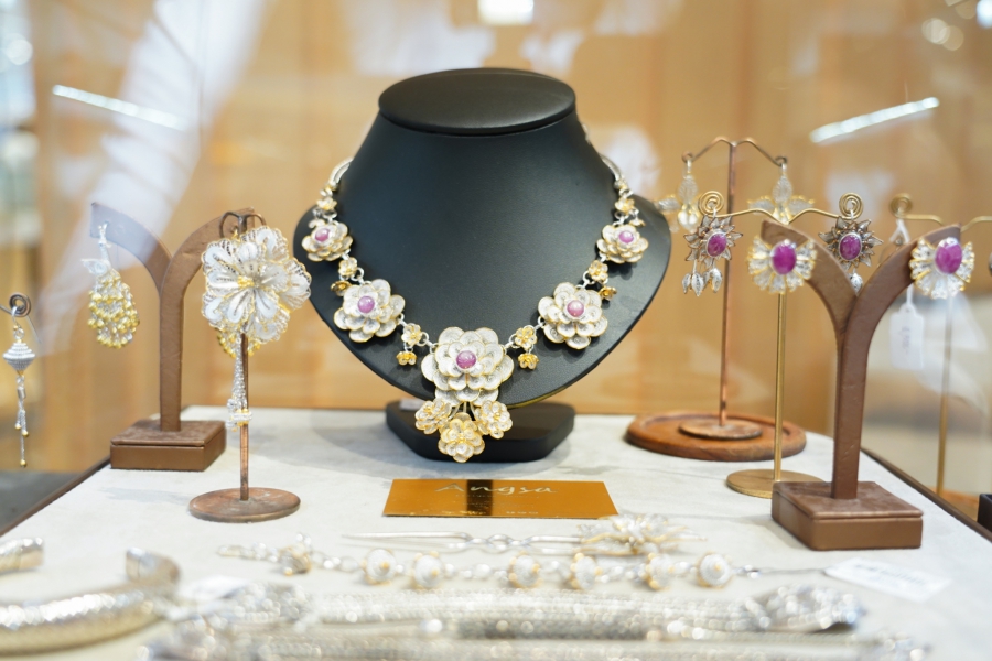 ไอคอนคราฟต์ เชิดชูผลงานช่างศิลป์ไทย ในงาน “Bejeweled in Thai Style”  เปิดตัวเครื่องประดับไทยสุดวิจิตร