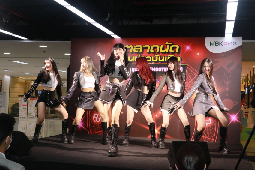 ชมรมนักข่าวบันเทิง & MBK Center จัดงานตลาดนัดคนข่าวบันเทิง ดารา-หมอดูชื่อดัง ร่วมงานระดมเงินสมทบกองทุนสวัสดิการนักข่าวบันเทิง ชมรมนักข่าวบันเทิง & MBK Center จัดงานตลาดนัดคนข่าวบันเทิง ดารา-หมอดูชื่อดัง ร่วมงานระดมเงินสมทบกองทุนสวัสดิการนักข่าวบันเทิง