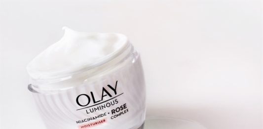 กู้ผิวพัง ให้ปังแบบใสไม่ขี้ฟ้อง “OLAY Luminous Niacinamide + Rose Complex “