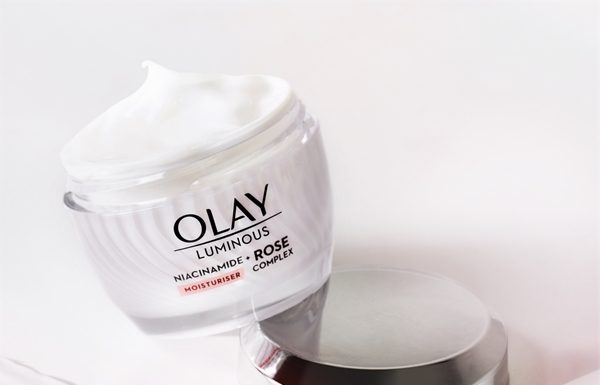 กู้ผิวพัง ให้ปังแบบใสไม่ขี้ฟ้อง “OLAY Luminous Niacinamide + Rose Complex “