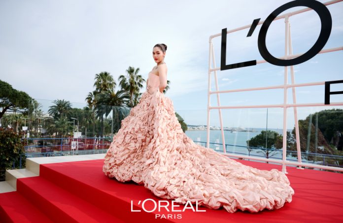ลอรีอัล ปารีส อัพลุคส์ “แม่ชม” สวยสะกดตา หวนคืนพรมแดงอย่างยิ่งใหญ่ในรอบ 3 ปี ในเทศกาลภาพยนตร์เมืองคานส์ปีที่ 26 ณ เมืองคานส์ ประเทศฝรั่งเศส