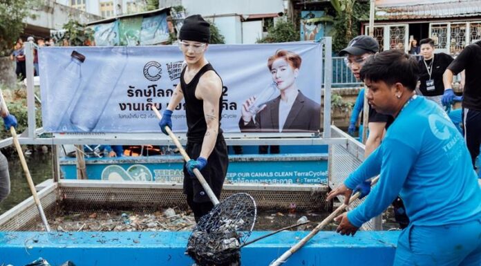 “แจ็คสัน หวัง” ทำเซอร์ไพรส์ ลงพื้นที่คลองลาดพร้าว ร่วมแคมเปญ“รักษ์โลกไปกับ C2 เก็บ แยก และ รีไซเคิล”