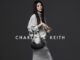 CHARLES & KEITH คอลเลคชั่นฤดูใบไม้ร่วง 2023 โดย ฮัน โซฮี ที่ได้นำเสนอกระเป๋า ‘Petra’ ได้อย่างโดดเด่น