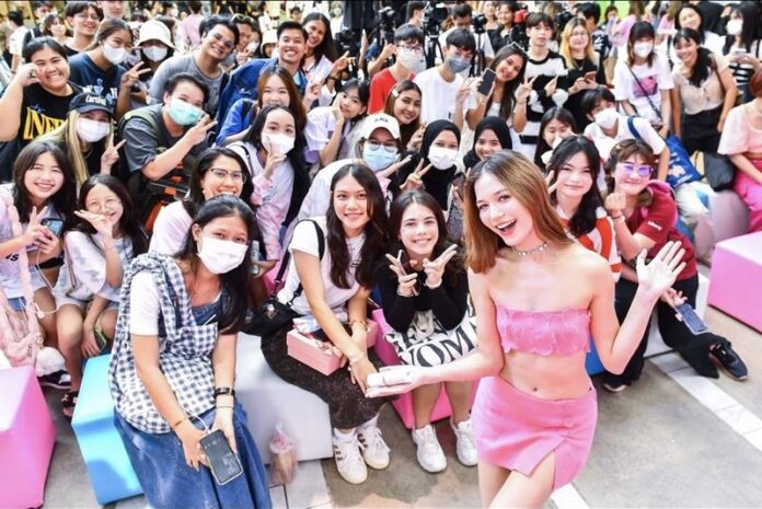 ริเอ็น ดึง “วี – วิโอเลต วอเทียร์” พรีเซ็นเตอร์ตัวแทนสาวมั่น จัดมินิคอนเสิร์ต เปิดตัวโรลออนน้ำหอม Ri en Perfumed White Deo