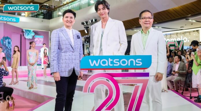 รวมโมเมนต์ประทับใจ ของเหล่าดาราเซเลบ ในงาน Watsons 27th Anniversary A group of men standing in front of a sign Description automatically generated
