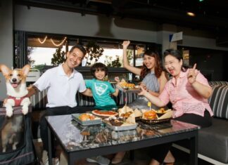 สร้างช่วงเวลาดี ๆ และฉลองวันแม่ปีนี้ที่ ท็อปกอล์ฟ เมกาซิตี้กันเถอะ! A group of people sitting at a table with food Description automatically generated