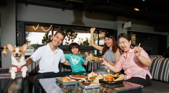 สร้างช่วงเวลาดี ๆ และฉลองวันแม่ปีนี้ที่ ท็อปกอล์ฟ เมกาซิตี้กันเถอะ! A group of people sitting at a table with food Description automatically generated