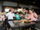 สร้างช่วงเวลาดี ๆ และฉลองวันแม่ปีนี้ที่ ท็อปกอล์ฟ เมกาซิตี้กันเถอะ! A group of people sitting at a table with food Description automatically generated