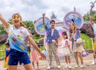 หยุดยาวนี้…หอบลูก-จูงหลานไปเที่ยว ‘ฮ่องกง’ สวนสนุกน่าเที่ยว-ที่พักสุดคิ้วท์-teamLab ฉบับเอาใจเด็กหยุดยาวนี้…หอบลูก-จูงหลานไปเที่ยว ‘ฮ่องกง’ สวนสนุกน่าเที่ยว-ที่พักสุดคิ้วท์-teamLab ฉบับเอาใจเด็ก A group of people standing in front of a large balloon shaped object Description automatically generated