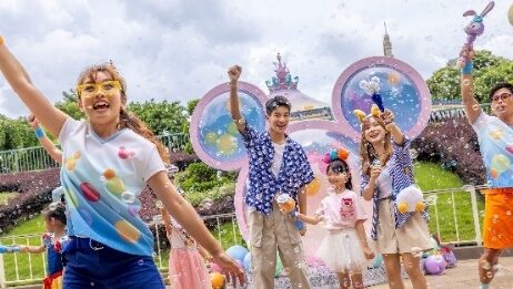 หยุดยาวนี้…หอบลูก-จูงหลานไปเที่ยว ‘ฮ่องกง’ สวนสนุกน่าเที่ยว-ที่พักสุดคิ้วท์-teamLab ฉบับเอาใจเด็กหยุดยาวนี้…หอบลูก-จูงหลานไปเที่ยว ‘ฮ่องกง’ สวนสนุกน่าเที่ยว-ที่พักสุดคิ้วท์-teamLab ฉบับเอาใจเด็ก A group of people standing in front of a large balloon shaped object Description automatically generated