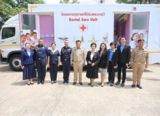 มูลนิธิแมค แฮปปี้ แฟมิลี่ ร่วมกับ มูลนิธิสงเคราะห์เด็กของสภากาชาดไทย สานต่อ “โครงการสุขภาพดีใต้ร่มพระบารมี” คืนรอยยิ้มสดใสสู่เด็กไทย A group of people standing in front of a medical vehicle Description automatically generated