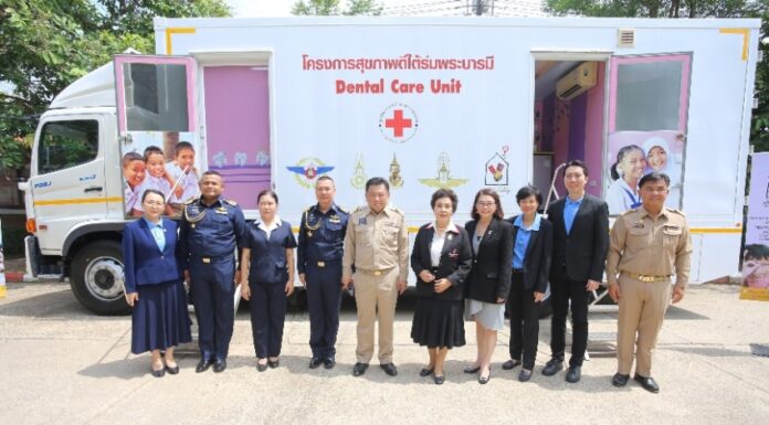 มูลนิธิแมค แฮปปี้ แฟมิลี่ ร่วมกับ มูลนิธิสงเคราะห์เด็กของสภากาชาดไทย สานต่อ “โครงการสุขภาพดีใต้ร่มพระบารมี” คืนรอยยิ้มสดใสสู่เด็กไทย A group of people standing in front of a medical vehicle Description automatically generated