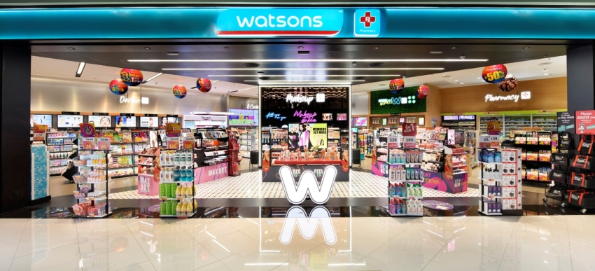 A store front with a sign Description automatically generated