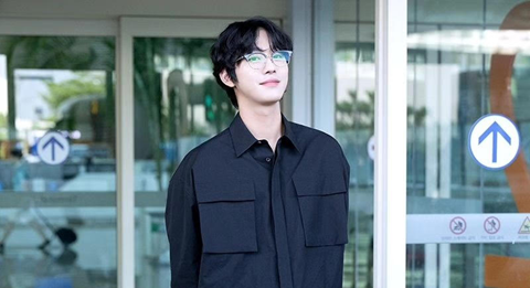 ALEXANDER MCQUEEN – AHN HYO SEOP AT THE INCHEON AIRPORT