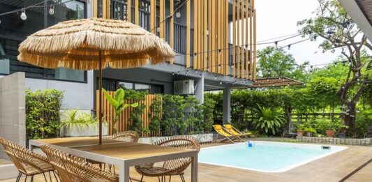 เปลี่ยนบรรยากาศในวันหยุดสุดสัปดาห์ พักผ่อนกับพูลวิลล่า Airbnb สุดคูลใจกลางกรุงเทพฯ