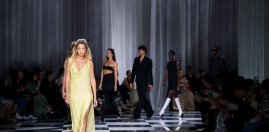 Versace เปิดตัวคอลเล็กชั่นฤดูใบไม้ผลิ – ฤดูร้อน 2024 ที่เมืองมิลาน ประเทศอิตาลี