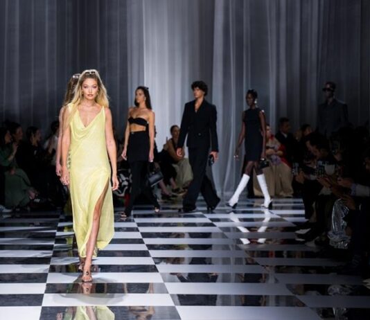Versace เปิดตัวคอลเล็กชั่นฤดูใบไม้ผลิ – ฤดูร้อน 2024 ที่เมืองมิลาน ประเทศอิตาลี