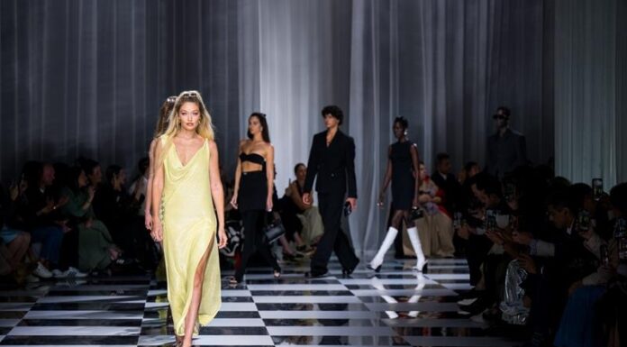 Versace เปิดตัวคอลเล็กชั่นฤดูใบไม้ผลิ – ฤดูร้อน 2024 ที่เมืองมิลาน ประเทศอิตาลี