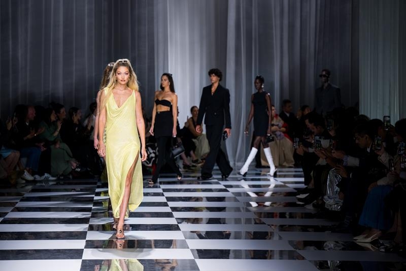VERSACE SS24 SHOW_Finale_01