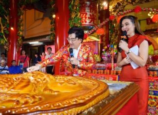 คฑา ชินบัญชร พรีเซ็นเตอร์เที่ยวไทย รับพลังบวกจากพระจันทร์ ถวายขนมไหว้พระจันทร์ใหญ่ที่สุดในประเทศไทย