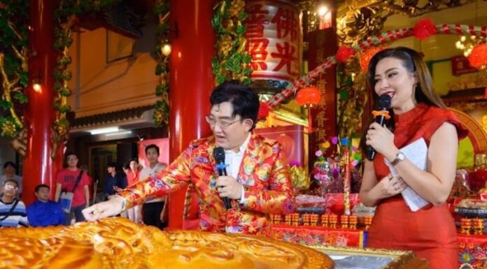 คฑา ชินบัญชร พรีเซ็นเตอร์เที่ยวไทย รับพลังบวกจากพระจันทร์ ถวายขนมไหว้พระจันทร์ใหญ่ที่สุดในประเทศไทย