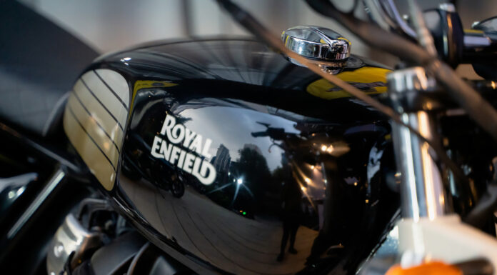 โรยัล เอ็นฟีลด์ เผยโฉม Interceptor และ Continental GT 650 รุ่นอัพเกรดและสีสันใหม่ในรอบ 5 ปี