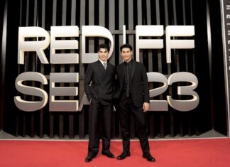 มาย ภาคภูมิ และ อาโป ณัฐวิญญ์ กับครั้งแรกของหนังไทย “แมนสรวง” ในงานหนังดังระดับโลก ได้รับการต้อนรับอย่างยิ่งใหญ่ของ CEO เจ้าของงานรวมไปถึงกงสุลไทย ณ เมืองเจดดาห์ ซาอุดีอาระเบีย