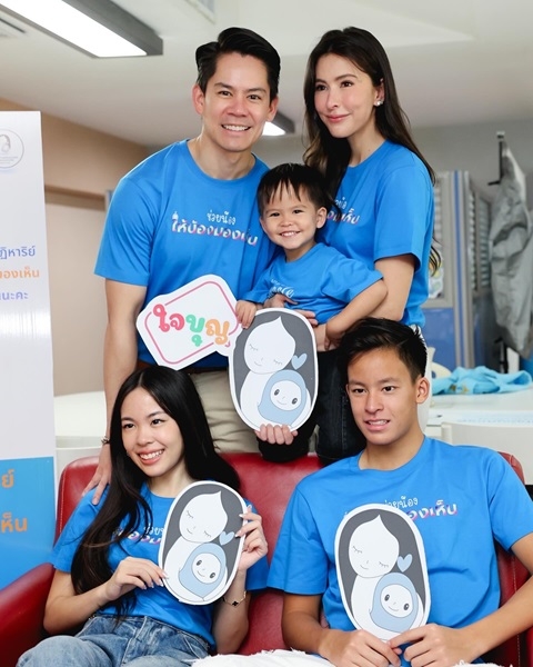 14. ศรีริต้า พร้อมคุณกรณ์ และครอบครัว ณรงค์เดช ทำบุญปีใหม่ รพ.เด็ก