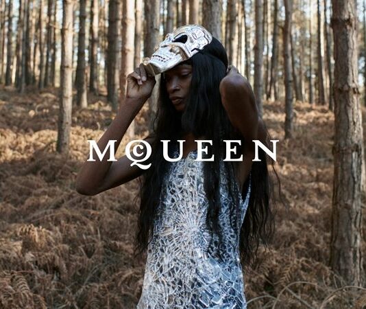 นำเสนอโชว์พรีวิวของ Alexander McQueen