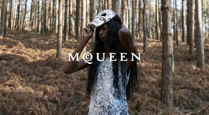 นำเสนอโชว์พรีวิวของ Alexander McQueen