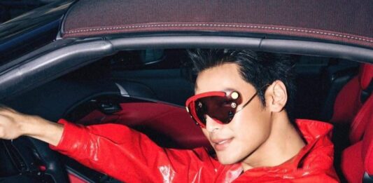 ชุดแดงกระชากใจ ‘อาโป ณัฐวิญญ์’ บินลัดฟ้าไปที่มิลานในช่วงวันเกิด เพื่อร่วมแฟชั่นโชว์แบรนด์ Ferrari คอลเล็กชั่น Fall Winter 2024