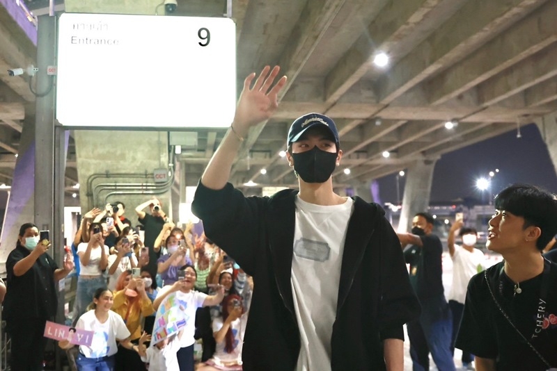 LINE_ALBUM_Lin Yi at Airport_๒๔๐๒๐๖_4