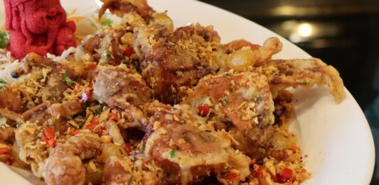 “ปูนิ่มผัดพริกเกลือ” ที่ห้องอาหารจีนหยก โรงแรม ดิ เอมเมอรัลด์