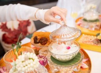 “หนึ่งปีมีครั้งเดียวกับข้าวแช่ตำรับรอยัลโอชา โดย เชฟวิชิต มุกุระ สัมผัสความสดชื่นแห่งคิมหันต์ฤดูที่ Royal Osha ร้านอาหารไทยไฟน์ ไดนิ่ง เสน่ห์ใหม่ของอาหารไทย”