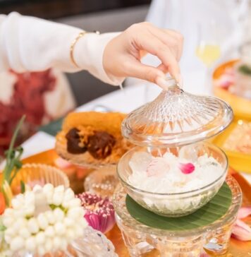 “หนึ่งปีมีครั้งเดียวกับข้าวแช่ตำรับรอยัลโอชา โดย เชฟวิชิต มุกุระ สัมผัสความสดชื่นแห่งคิมหันต์ฤดูที่ Royal Osha ร้านอาหารไทยไฟน์ ไดนิ่ง เสน่ห์ใหม่ของอาหารไทย”