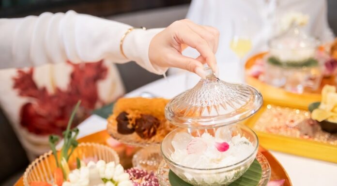 “หนึ่งปีมีครั้งเดียวกับข้าวแช่ตำรับรอยัลโอชา โดย เชฟวิชิต มุกุระ สัมผัสความสดชื่นแห่งคิมหันต์ฤดูที่ Royal Osha ร้านอาหารไทยไฟน์ ไดนิ่ง เสน่ห์ใหม่ของอาหารไทย”