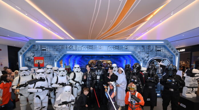 คู่จิ้น “หยิ่น-วอร์” ร่วมฉลอง “STAR WARS DAY” ครบรอบ 25 ปี LEGO STAR WARS ณ สยามพารากอน