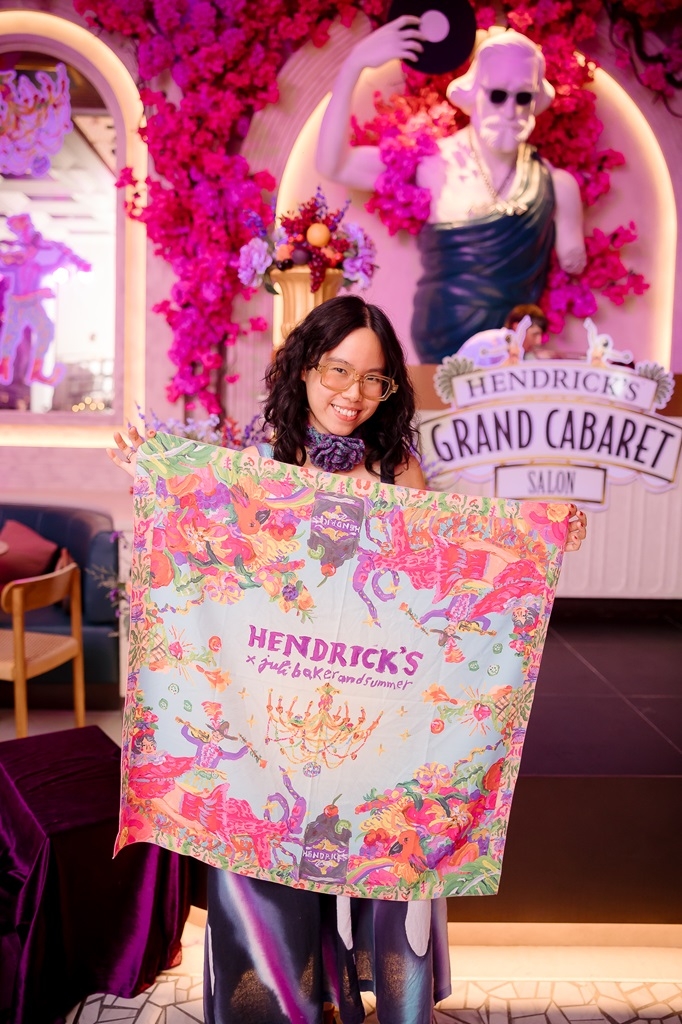 A person holding a scarf
Description automatically generated