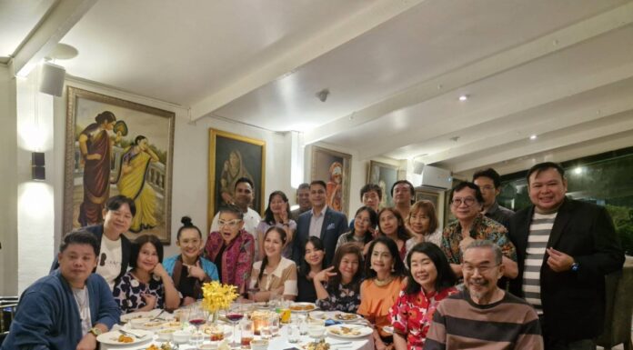 สังสรรค์วันคล้ายวันเกิด เอิร์ธ สายสว่าง เจ้าแม่พีอาร์โรงแรมระดับตำนาน จัดงานที่ร้านอาหารอินดัส เป็นร้านอาหารอินเดีย ซอยสุขุมวิท26