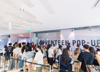 แฟนคลับวง Seventeen ต่อคิวเข้าป๊อปอัพแน่น สะท้อนความร้อนแรงของวงในไทยที่สยามดิสคัฟเวอรี่