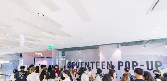 แฟนคลับวง Seventeen ต่อคิวเข้าป๊อปอัพแน่น สะท้อนความร้อนแรงของวงในไทยที่สยามดิสคัฟเวอรี่