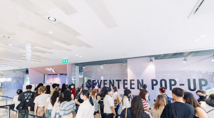 แฟนคลับวง Seventeen ต่อคิวเข้าป๊อปอัพแน่น สะท้อนความร้อนแรงของวงในไทยที่สยามดิสคัฟเวอรี่