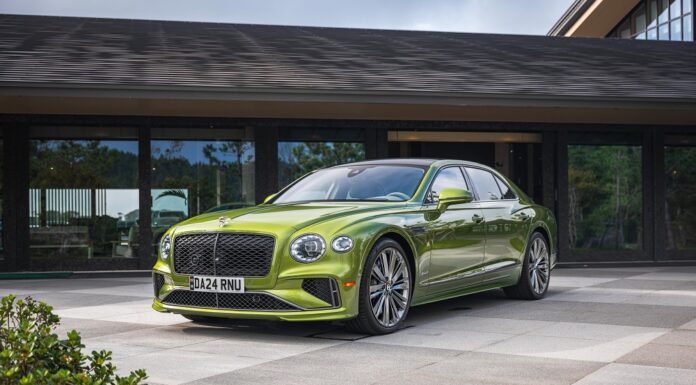 เบนท์ลีย์ แบงค็อก เผยโฉม New Flying Spur Speed เฉดสีใหม่ล่าสุด Tourmaline Green สะท้อนสุดยอดสมรรถนะอันเหนือชั้นระดับซูเปอร์คาร์