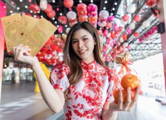 “เดอะ สตรีท รัชดา” เดินสายมอบส้มให้ผู้ประกอบการร้านค้าเช่า พร้อมจัดโปรครบรอบ 9 ปี ขอบคุณลูกค้าคนสำคัญ
