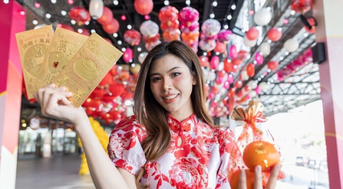 “เดอะ สตรีท รัชดา” เดินสายมอบส้มให้ผู้ประกอบการร้านค้าเช่า พร้อมจัดโปรครบรอบ 9 ปี ขอบคุณลูกค้าคนสำคัญ