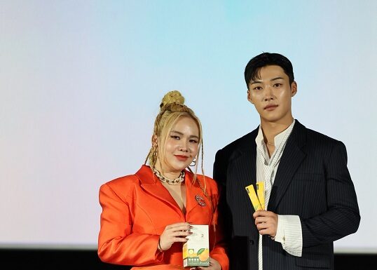 “ซีดริ้ง” สร้างปรากฏการณ์ใหม่ เปิดตัว “C2 Vitamin Jelly” อย่างยิ่งใหญ่ คว้าพระเอกเกาหลีชื่อดัง “อูโดฮวาน” เป็น Global Brand Ambassador ตอกย้ำกลยุทธ์เข้าถึงคนรุ่นใหม่ สร้างสินค้าไทยไปไกลระดับโลก พร้อมขยายธุรกิจสู่ตลาดผลิตภัณฑ์เสริมอาหารและสุขภาพอย่างเต็มตัว
