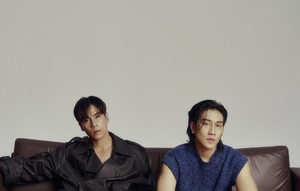 เปิดลุคแรกสุดชิคของสองหนุ่ม เจษ และไบเบิ้ล ก่อนเดินทางไปชมแฟชั่นโชว์จาก Tod’s