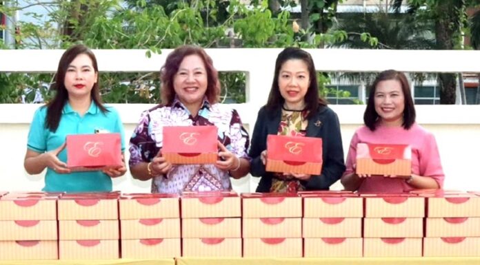 ดิเอมเมอรัลด์ ร่วมทำบุญตักบาตรสามเณรภาคฤดูร้อน