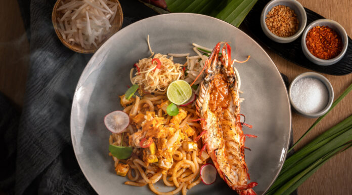 เปิดประสบการณ์ใหม่กับ “เส้นอูด้งผัดไทยกุ้งลายเสือ” เมนูพิเศษประจำเดือนจาก ห้องอาหารเพลท