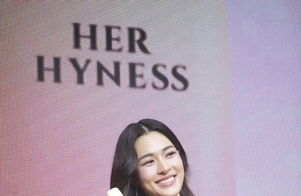 “หลิงหลิง” คว้าแบรนด์แอมบาสเดอร์คนแรกของคลีนบิวตี้แบรนด์ “HER HYNESS” เผยเคล็ดลับการดูแลผิวอย่างยั่งยืน บูสต์ผิวให้กันแดดได้เอง ด้วย “UV Adapt Hya Water Sunscreen SPF50+ PA++++”